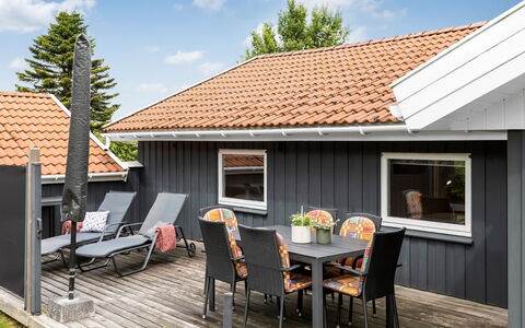 Irlin - 850M from the Sea: Træ, Tag, Hus, Hjem, Sidespor, Sommerhus, Veranda, Skygge, Udendørs Møbler, Hårdttræ
