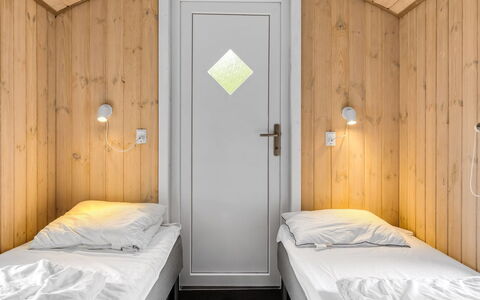 Irlin - 850M from the Sea: Soveværelse, Loft, Seng, Indretning, Sengetøj, Sengetøj, Værelse, Dør, Bed Frame, Sovesal