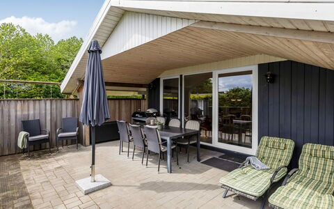 Irlin - 850M from the Sea: Træ, Veranda, Hjem, Møbel, Skygge, Dør, Udendørs Møbler, Hårdttræ, Dæk, Stol
