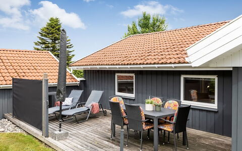 Irlin - 850M from the Sea: Træ, Hjem, Tag, Hus, Sidespor, Sommerhus, Veranda, Udendørs Møbler, Bejdse, Skygge