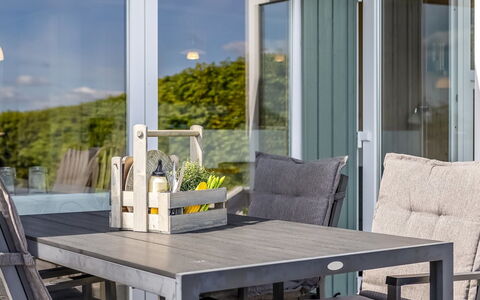 Egonie - 100M from the Sea: Estate, Skygge, Indkørsel, Stuehus