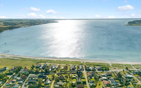 Withger - 20M from the Sea: Hus, Hjem, Tag, Boligområde, Sommerhus, Estate, Stuehus, Lawn, Landscaping, Sidespor