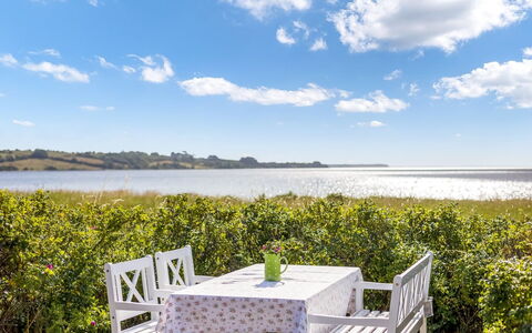 Withger - 20M from the Sea: Hus, Hjem, Tag, Boligområde, Sommerhus, Estate, Stuehus, Lawn, Landscaping, Sidespor