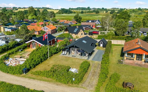 Withger - 20M from the Sea: Hus, Hjem, Tag, Boligområde, Sommerhus, Estate, Stuehus, Lawn, Landscaping, Sidespor
