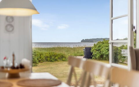 Withger - 20M from the Sea: Hus, Hjem, Tag, Boligområde, Sommerhus, Estate, Stuehus, Lawn, Landscaping, Sidespor