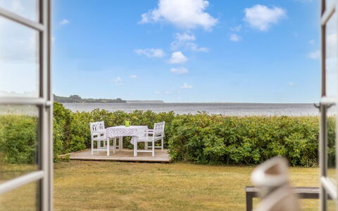 Withger - 20M from the Sea: Hus, Hjem, Tag, Boligområde, Sommerhus, Estate, Stuehus, Lawn, Landscaping, Sidespor