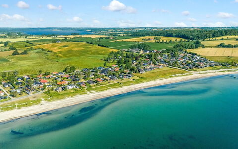 Withger - 20M from the Sea: Hus, Hjem, Tag, Boligområde, Sommerhus, Estate, Stuehus, Lawn, Landscaping, Sidespor