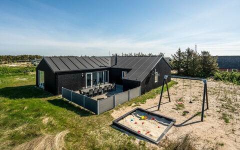 Agnes - 900M from the Sea: Boligområde, Busk, Hus, Hjem, Have, Estate, Skygge, Landscaping, Lawn