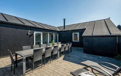 Agnes - 900M from the Sea: Boligområde, Busk, Hus, Hjem, Have, Estate, Skygge, Landscaping, Lawn