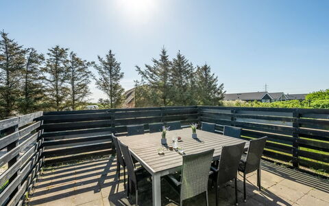 Agnes - 900M from the Sea: Boligområde, Busk, Hus, Hjem, Have, Estate, Skygge, Landscaping, Lawn