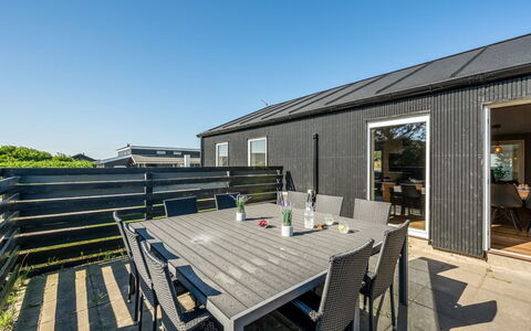 Agnes - 900M from the Sea: Boligområde, Busk, Hus, Hjem, Have, Estate, Skygge, Landscaping, Lawn