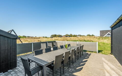 Agnes - 900M from the Sea: Boligområde, Busk, Hus, Hjem, Have, Estate, Skygge, Landscaping, Lawn
