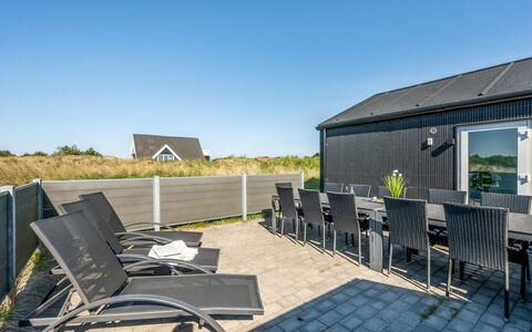 Agnes - 900M from the Sea: Boligområde, Busk, Hus, Hjem, Have, Estate, Skygge, Landscaping, Lawn