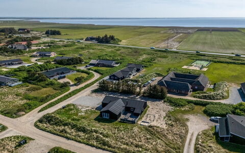 Agnes - 900M from the Sea: Boligområde, Busk, Hus, Hjem, Have, Estate, Skygge, Landscaping, Lawn