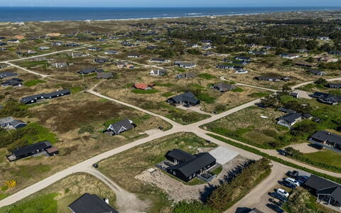 Agnes - 900M from the Sea: Boligområde, Busk, Hus, Hjem, Have, Estate, Skygge, Landscaping, Lawn
