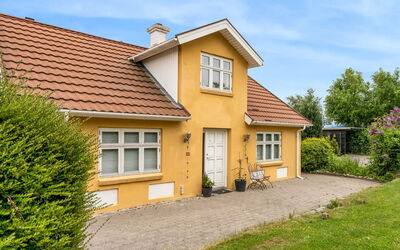 Elza - 2.5Km from the Sea