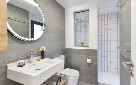 Las Yucas 2: Indretning, Sanitærarmatur, Gulvbelægning, Etage, Badeværelse, Toilet, Toiletbræt, Håndvask, Badeværelsesskab, Tap
