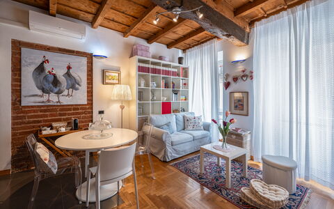 Dafne Suite: Møbel, Indretning, Væg, Gulvbelægning, Etage, Bord, Loft, Værelse, Couch, Stue