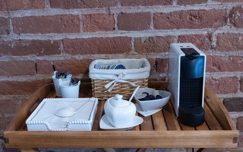 Dafne Suite: Bordservice, Serveware, Møbel, Kop, Drinkware, Kurv, Blomsterkrukke, Mad, Te Kop