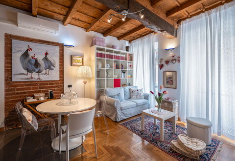 Dafne Suite: Møbel, Indretning, Væg, Gulvbelægning, Etage, Bord, Loft, Værelse, Couch, Stue