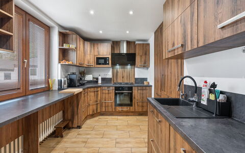 Horalka: Køkken, Cabinetry, Countertop, Træ, Gulvbelægning, Indretning, Møbel, Skab, Skuffe, Køkken Apparat