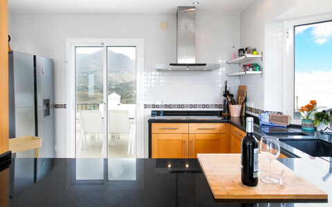 Almijara: Køkken, Countertop, Møbel, Køkken Apparat, Cabinetry, Gulvbelægning, Indretning, Større Bandage, Husholdningsapparat, Etage