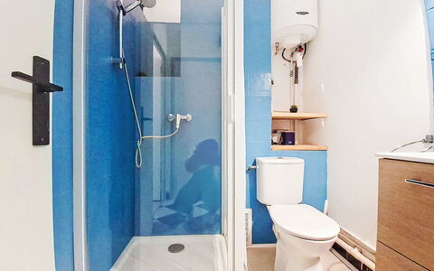 Résidence le Mistral: Væg, Gulvbelægning, Etage, Indretning, Sanitærarmatur, Toilet, Værelse, Toiletbræt, Badeværelse, Vvs