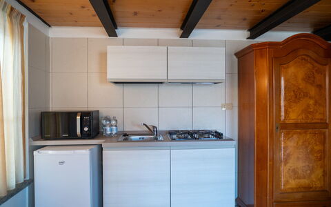 Roof: Køkken, Køkken Apparat, Større Bandage, Træ, Indretning, Gulvbelægning, Countertop, Køkkenvask, Møbel, Etage