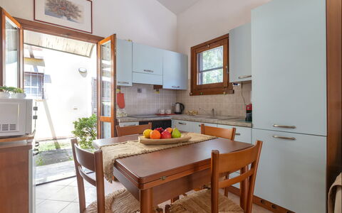 Oleandri: Møbel, Træ, Gulvbelægning, Køkken, Indretning, Køkken Apparat, Countertop, Etage, Større Bandage, Cabinetry
