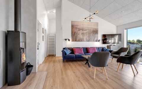 Finulf - 300M from the Sea: Estate, Skygge, Indkørsel, Stuehus
