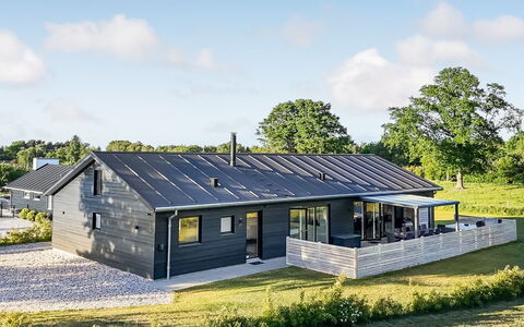 Finulf - 300M from the Sea: Estate, Skygge, Indkørsel, Stuehus