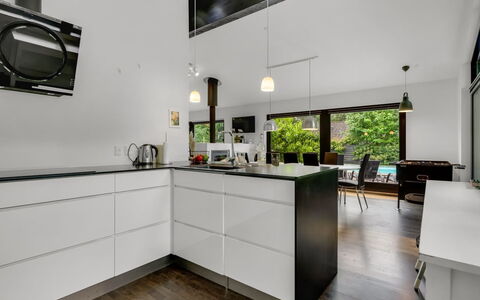 Ejnarine - 1.5Km from the Sea: Køkken, Indretning, Countertop, Gulvbelægning, Møbel, Køkken Apparat, Træ, Etage, Loft, Cabinetry