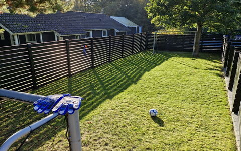 Ejnarine - 1.5Km from the Sea: Hegn, Lawn, Have, Home Fencing, Backyard, Gård, Skygge, Landscaping, Stakit, Kunstgræs
