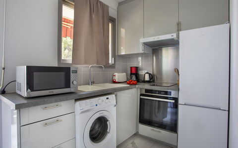 Le Persépolis: Køkken Apparat, Køkken, Countertop, Større Bandage, Cabinetry, Husholdningsapparat, Gulvbelægning, Vaskemaskine, Indretning, Komfur