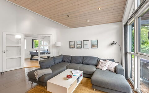 Smilla - 1.1Km from the Sea: Indretning, Gulvbelægning, Couch, Træ, Loft, Møbel, Etage, Trægulve, Stue, Værelse