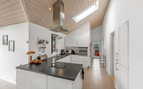 Smilla - 1.1Km from the Sea: Køkken, Loft, Indretning, Countertop, Gulvbelægning, Køkken Apparat, Lysarmatur, Etage, Cabinetry, Husholdningsapparat