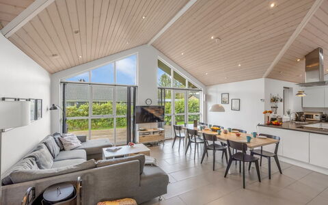 Smilla - 1.1Km from the Sea: Loft, Stol, Hårdttræ, Køkken & Spisebord, Stue, Sidespor, Couch, Garden Bygninger