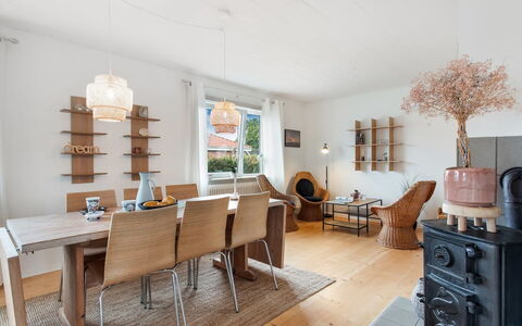 Kirsi - from the Sea: Græs, Græs-, Land Lot, Sommerhus, Landdistrikt, Eng, Garden Bygninger, Have, Skur