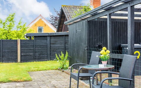 Kirsi - from the Sea: Græs, Græs-, Land Lot, Sommerhus, Landdistrikt, Eng, Garden Bygninger, Have, Skur