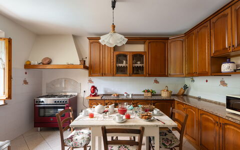 Villa Fornaci: Møbel, Køkken, Indretning, Cabinetry, Træ, Countertop, Gulvbelægning, Køkken Apparat, Værelse, Skab