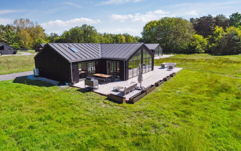 Tove - 350M from the Sea: Træ, Gulvbelægning, Indretning, Etage, Møbel, Trægulve, Værelse, Loft, Bejdse, Hårdttræ