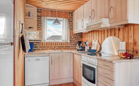 Ava - 350M from the Sea: Køkken, Større Bandage, Træ, Køkken Apparat, Countertop, Cabinetry, Indretning, Møbel, Værelse, Husholdningsapparat