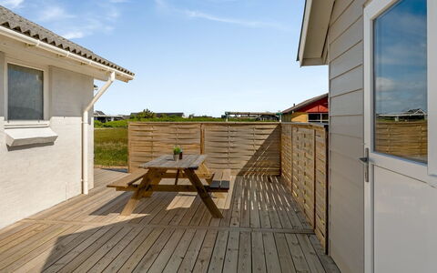 Ava - 350M from the Sea: Træ, Gulvbelægning, Indretning, Etage, Møbel, Trægulve, Værelse, Loft, Bejdse, Hårdttræ