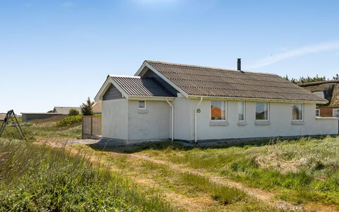 Ava - 350M from the Sea: Træ, Gulvbelægning, Indretning, Etage, Møbel, Trægulve, Værelse, Loft, Bejdse, Hårdttræ