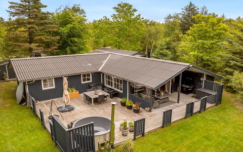 Emelrik - 2Km from the Sea: Træ, Hjem, Veranda, Dæk, Hårdttræ, Tag, Bejdse, Trægulve, Eco Hotel