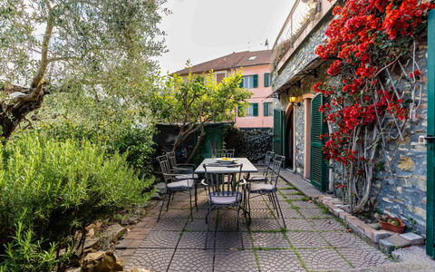 La Bouganville - Rustico con Giardino: Møbel, Bord, Udendørs Bord, Udendørs Møbler, Stol, Have, Skygge, Blomsterkrukke, Landscaping, Køkken & Spisebord