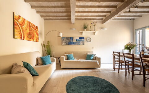 San Cristofano Blu Apartment Santa Croce, Florence: Møbel, Indretning, Gulvbelægning, Couch, Væg, Etage, Træ, Værelse, Loft, Stue