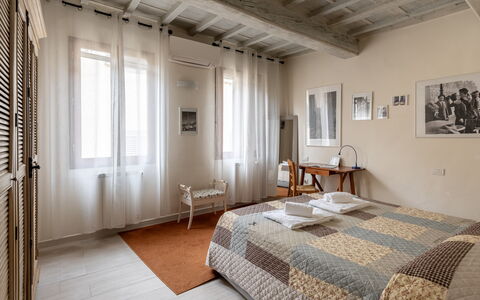 San Cristofano Blu Apartment Santa Croce, Florence: Væg, Indretning, Gulvbelægning, Etage, Soveværelse, Møbel, Loft, Værelse, Seng, Lejlighed