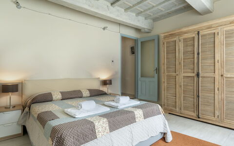 San Cristofano Blu Apartment Santa Croce, Florence: Møbel, Indretning, Seng, Soveværelse, Etage, Gulvbelægning, Træ, Loft, Værelse, Sengetøj