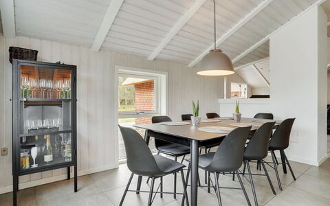 Rietrikki - 2.4Km from the Sea: Møbel, Indretning, Gulvbelægning, Træ, Køkken & Spisebord, Bord, Loft, Stol, Spisestue, Lysarmatur